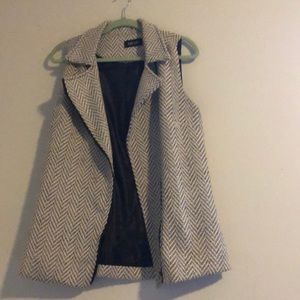 Fabrik whit and black vest